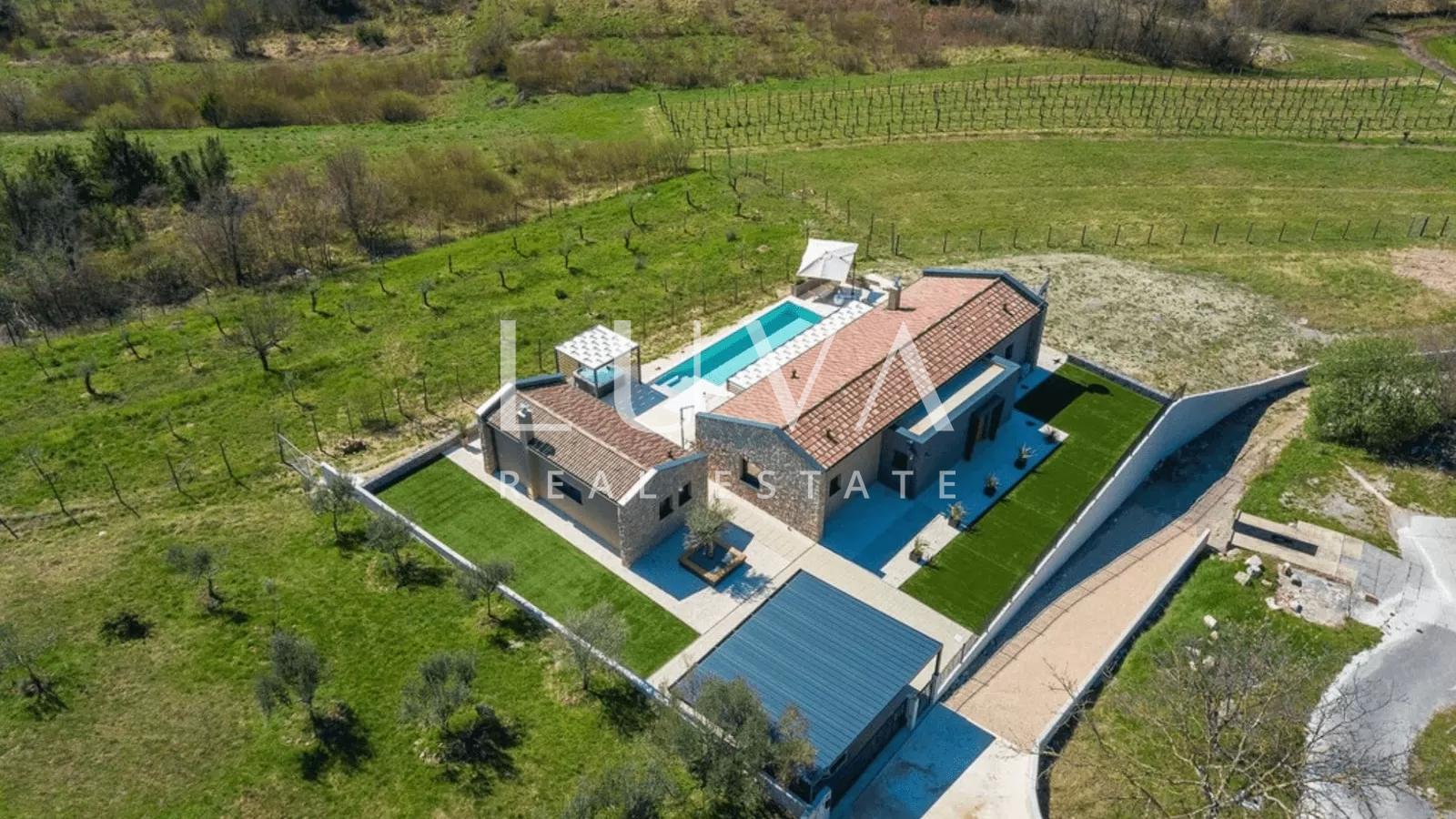 Hum, Istra, luksuzna kuća s bazenom i velikim posjedom na prodaju